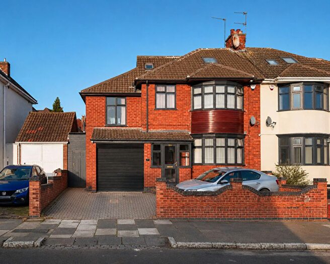 5 Bedroom Semi-Detached House For Sale In Romway Road, Leicester, LE5