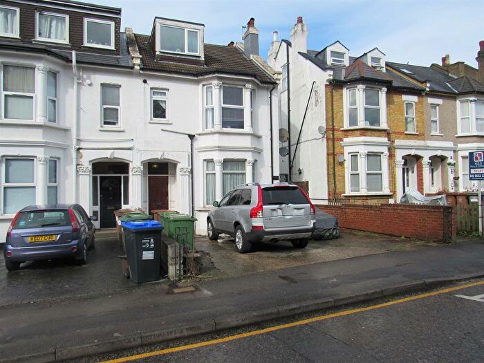 2 Bedroom Flat To Rent In Cedar Road, South Sutton, Surrey, SM2