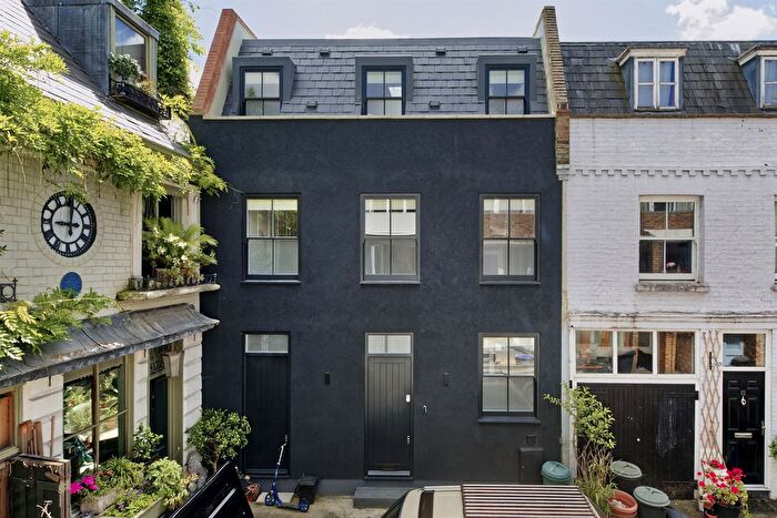 3 Bedroom Mews To Rent In Ruston Mews, London, W11