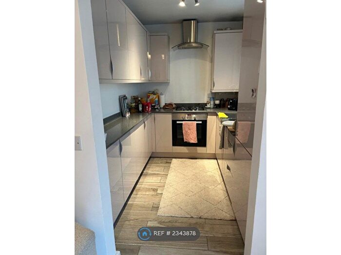 2 Bedroom Flat To Rent In Blenheim Court, London, NW4