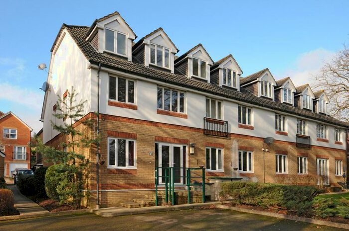 2 Bedroom Apartment To Rent In Knaphill, GU21