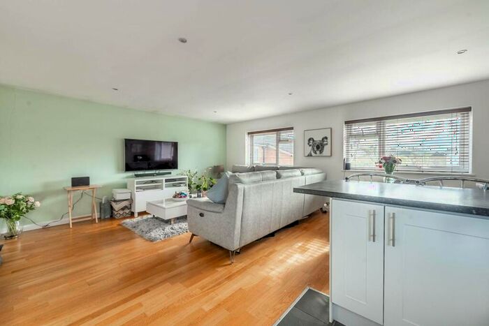 2 Bedroom Flat To Rent In Annette Close, Harrow Weald, Harrow, HA3