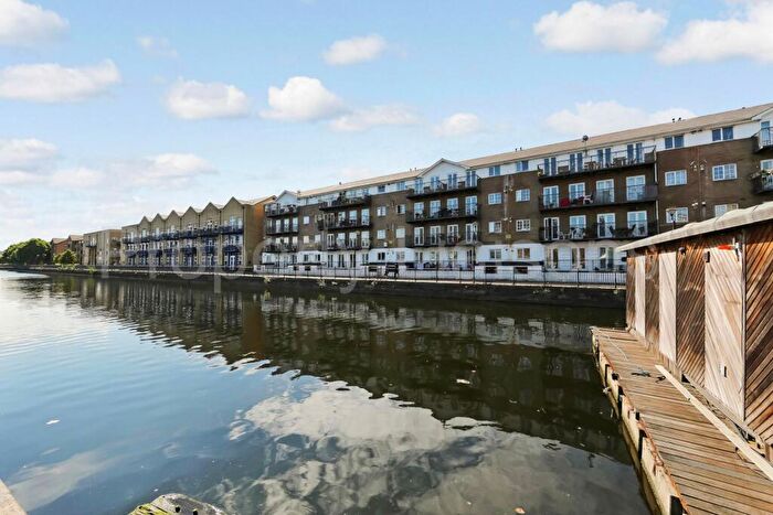 1 Bedroom Apartment For Sale In Kingsbridge Court, Dockers Tanner Road, Isle Dogs, E14