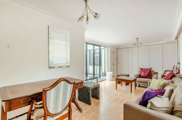 3 Bedroom Flat To Rent In Curzon Street, Mayfair, London, W1J