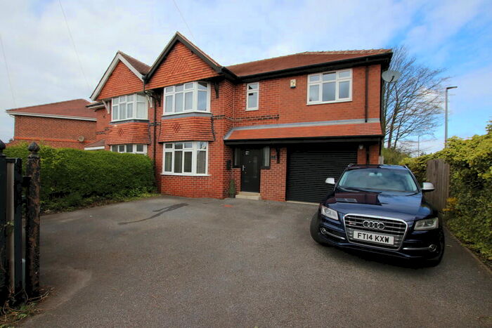 4 Bedroom Semi-Detached House To Rent In Pogmoor Road, Barnsley, S75