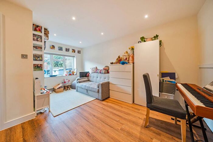 4 Bedroom End Terrace House For Sale In Aspen Close, Ealing, London, W5