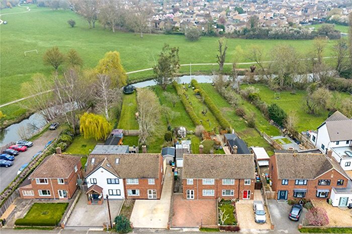 3 Bedroom Semi-detached House For Sale In Willen Road, Newport Pagnell, Buckinghamshire, MK16