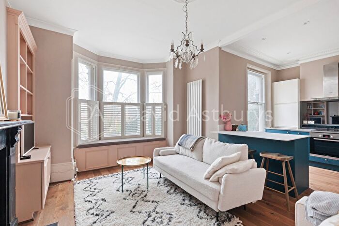 2 Bedroom Flat For Sale In Middle Lane, Crouch End, N8