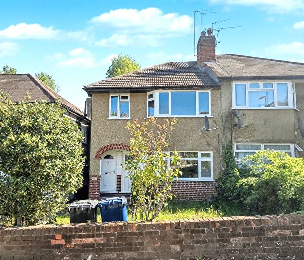 2 Bedroom Maisonette For Sale In Connell Crescent, Ealing, W5