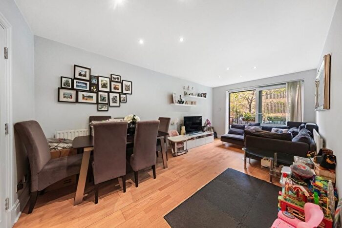 2 Bedroom Flat To Rent In Warren House, Beckford Close, London, W14