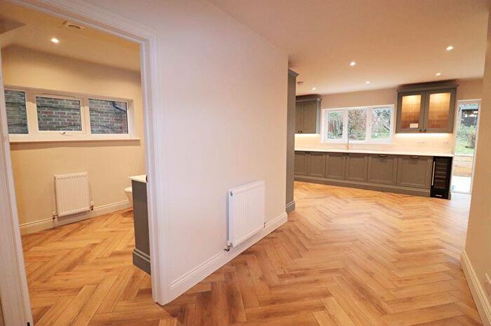 4 Bedroom Detached House For Sale In Maytree Avenue, Worthing, BN14