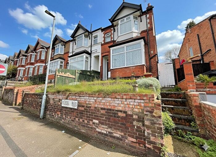3 Bedroom Terraced House For Sale In Russell Rise, Luton, Bedfordshire, LU1