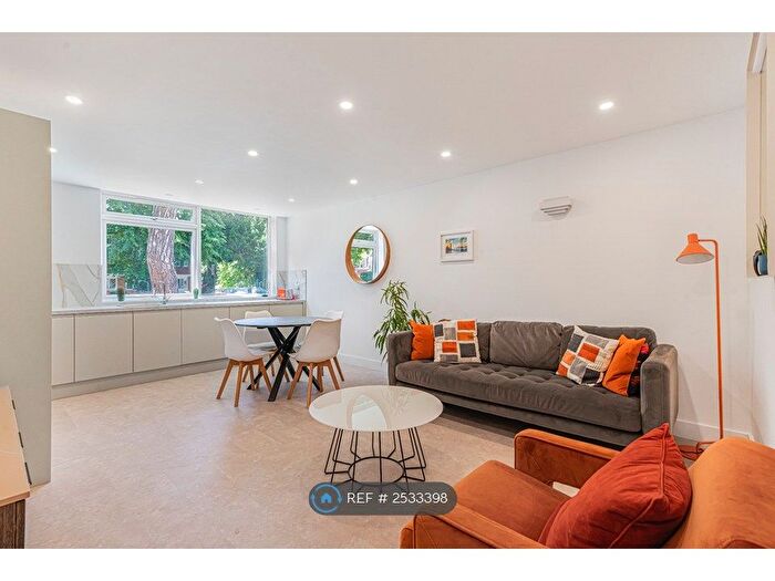 2 Bedroom Flat To Rent In Pickwick Court, London, SE9