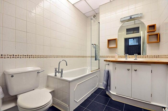 2 Bedroom Flat To Rent In Adela Avenue, Motspur Park, New Malden, KT3