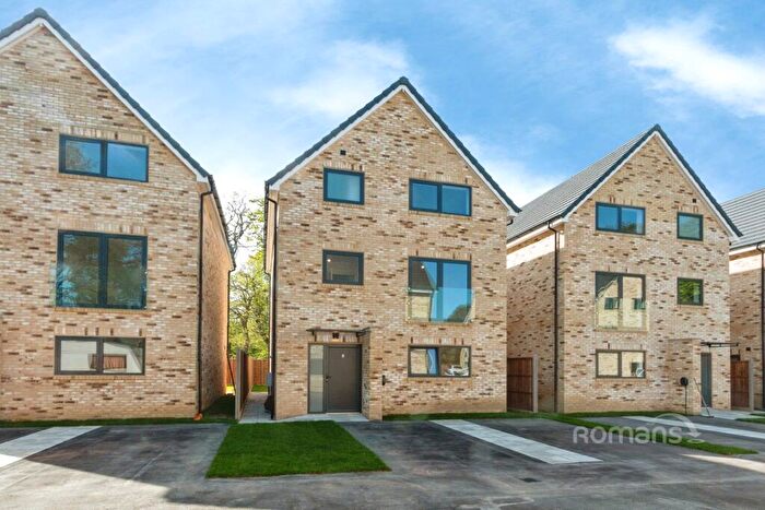 4 Bedroom Detached House To Rent In Sorrel Close, Farnborough, Hampshire, GU14