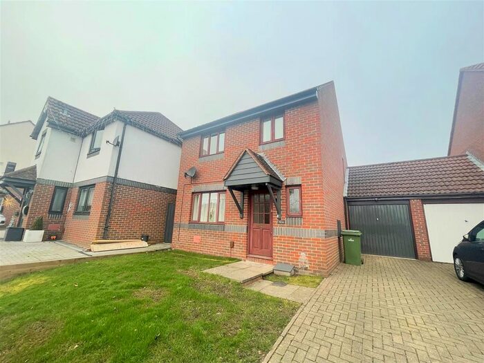 3 Bedroom Detached House To Rent In Dulverton Drive, Furzton, Milton Keynes MK4