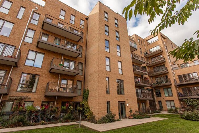 1 Bedroom Flat For Sale In St. Clements Avenue, Mile End, E3