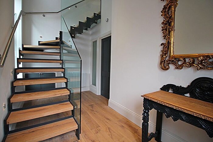 2 Bedroom Flat For Sale In Windmill Road, Brentford, TW8