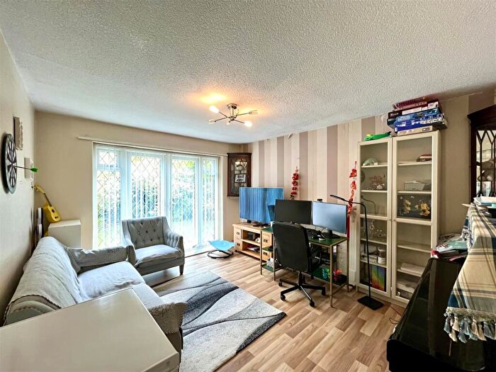 2 Bedroom Bungalow To Rent In South Grove, Sale, M33