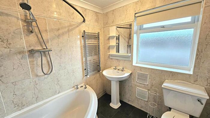 2 Bedroom Bungalow To Rent In Manifold Drive, Nottingham, NG16