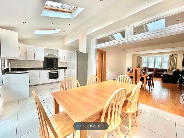 4 Bedroom Semi-Detached House To Rent In Cissbury Ring South, London, N12