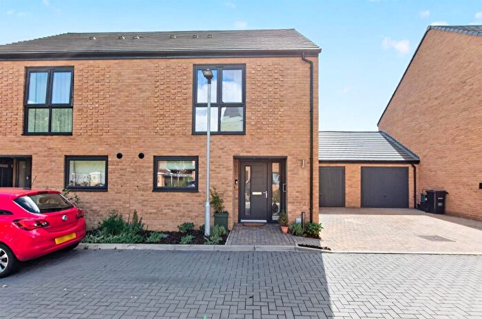 2 Bedroom Semi-Detached House For Sale In The Approach, St. Albans, AL2