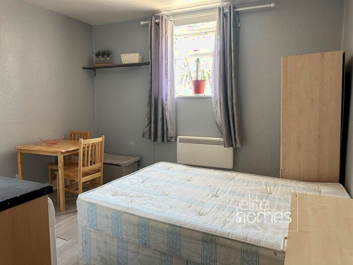 Studio To Rent In Harvey Road, London, N8