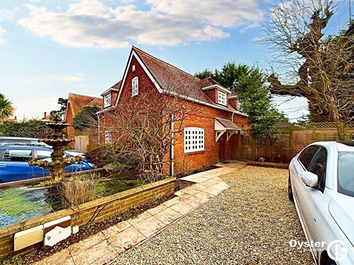 2 Bedroom Detached House To Rent In Cannon Hill, London, N14