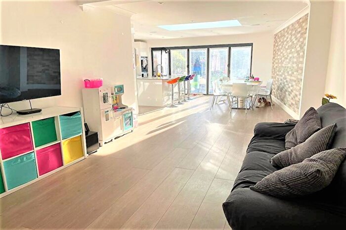 4 Bedroom Flat To Rent In Sefton Avenue, Mill Hill, NW7
