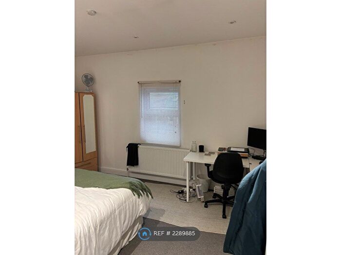 2 Bedroom Flat To Rent In Cavendish Road, London, SW12