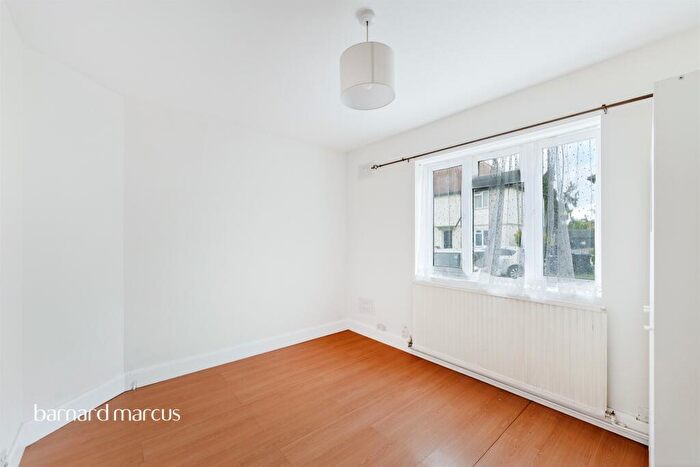 2 Bedroom Flat For Sale In Eldertree Way, Mitcham, CR4