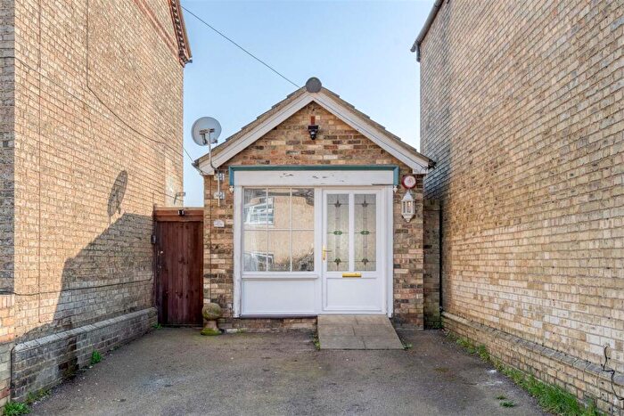 1 Bedroom Detached Bungalow For Sale In Regent Street, Stotfold, Hitchin, SG5