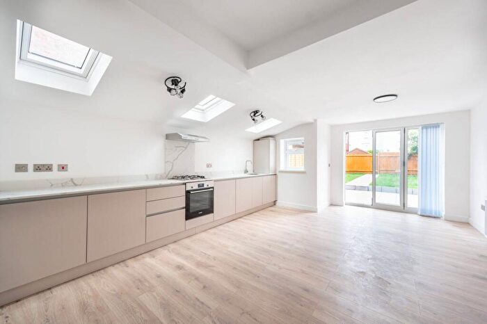 3 Bedroom Flat To Rent In Leopold Road, Willesden, London, NW10