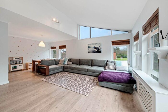 3 Bedroom Maisonette For Sale In Ryecotes Mead, Dulwich, SE21