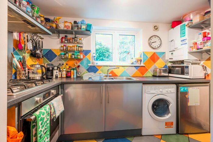 2 Bedroom Flat To Rent In Strathleven Road, Clapham Park, London, SW2