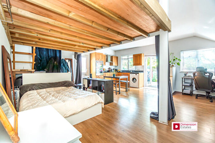 Studio To Rent In Navarino Road, London Fields, Dalston, Hackney, E8