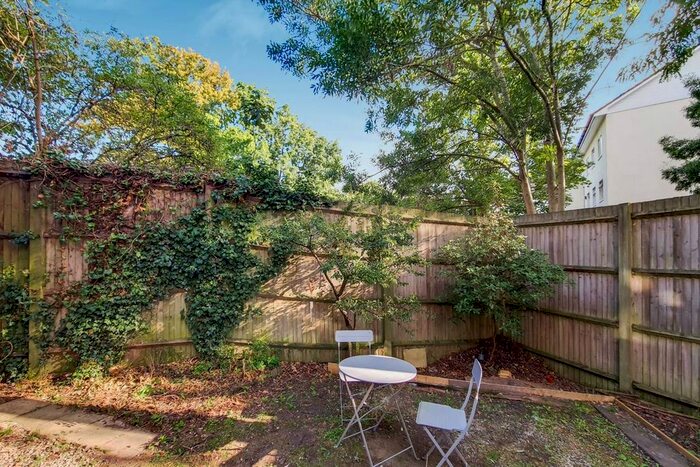 1 Bedroom Flat To Rent In Windmill Rise, Kingston Hill, Kingston Upon Thames, KT2