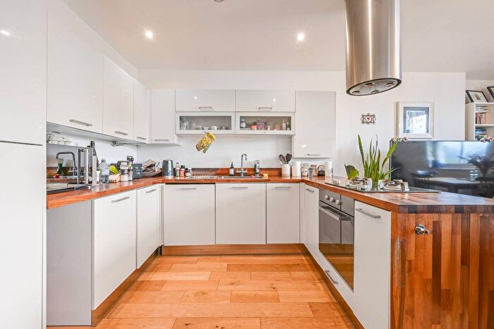3 Bedroom Flat For Sale In Bow Road, Bow, London, E3