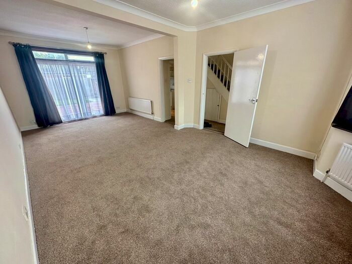 3 Bedroom Semi-Detached House To Rent In Brookside Road, Hayes, UB4