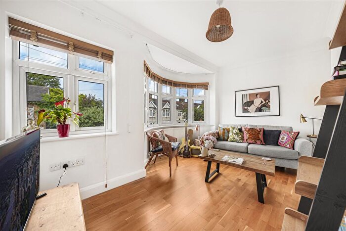 2 Bedroom Flat For Sale In Woodville Road, London, E18