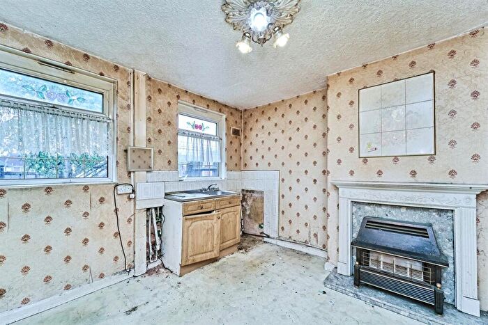 3 Bedroom Semi Detached House For Sale In Hales Lane, Smethwick, B67