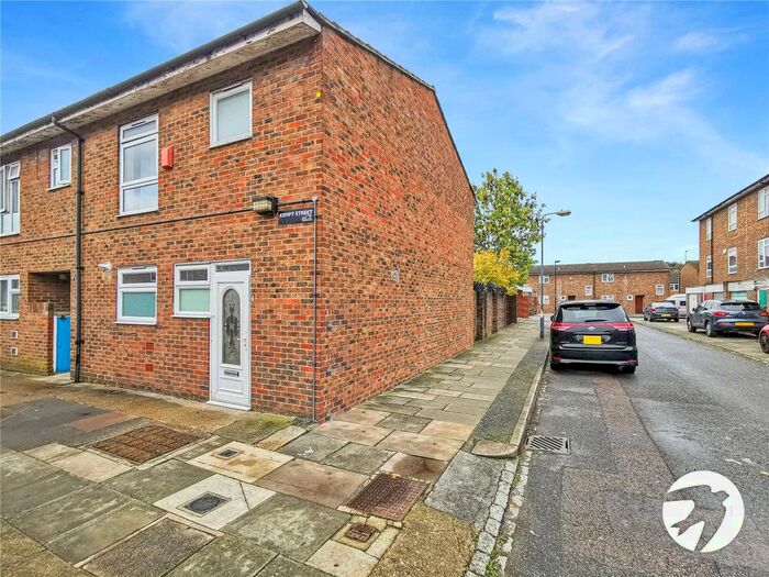 3 Bedroom Detached House To Rent In Kempt Street, London, SE18