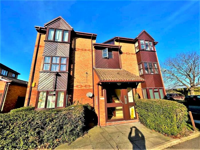 Flat To Rent In Farley Road, Gravesend, Kent, DA12