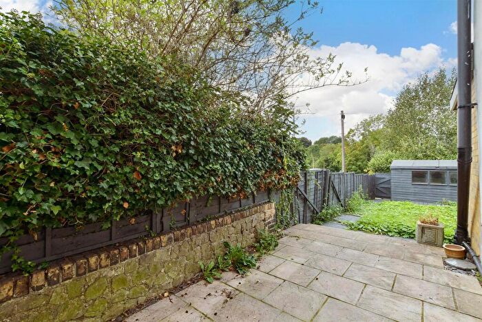 3 Bedroom End Of Terrace House For Sale In Beaconsfield Road, Maidstone, Kent, ME15