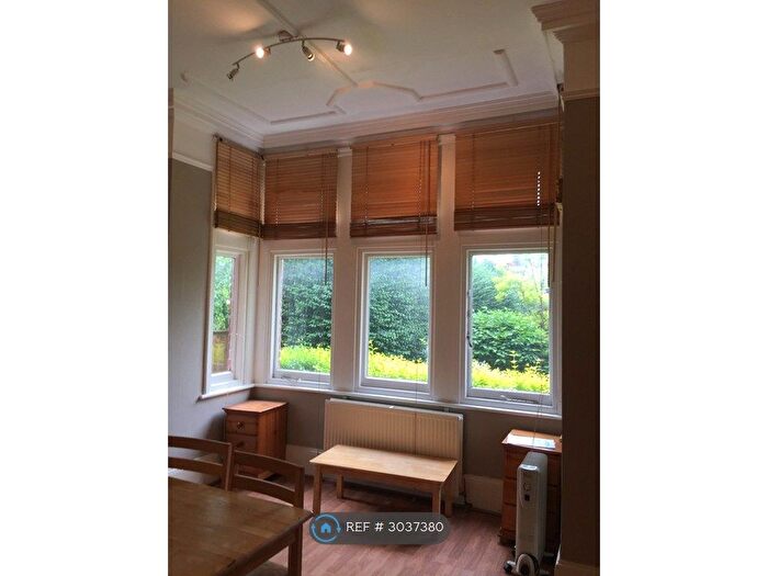 Studio To Rent In Chiswick High Road, London, W4