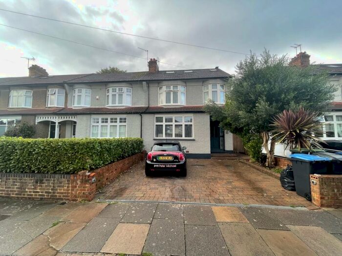 6 Bedroom Semi-Detached House To Rent In Sittingborne Avenue, Bush Hill Park, EN1