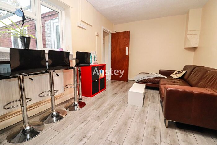 4 Bedroom Semi-Detached House To Rent In Woodcote Road, Southampton, SO17