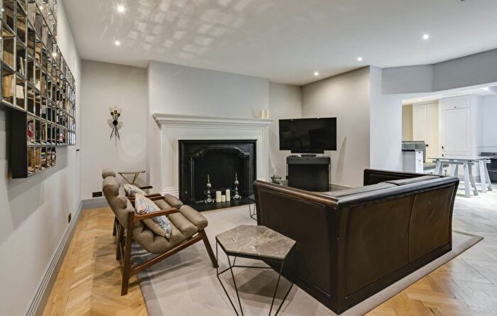3 Bedroom Flat To Rent In North Audley Street, Mayfair, W1K
