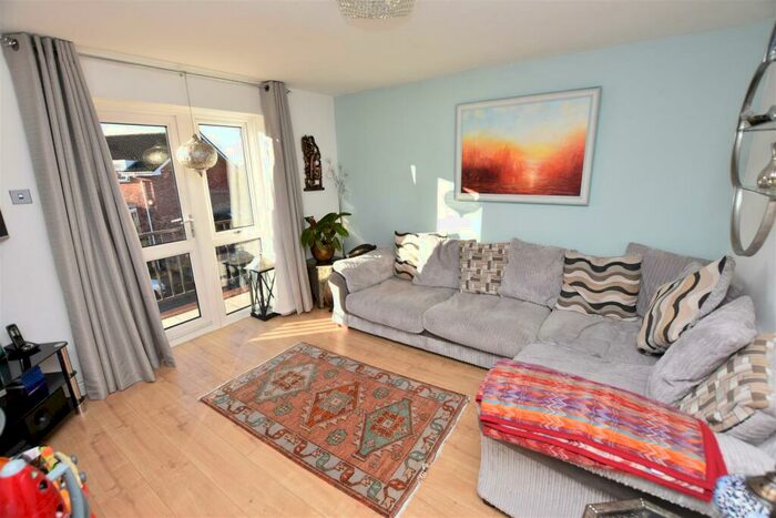 3 Bedroom House To Rent In Kingfisher Way, Birmingham, B30