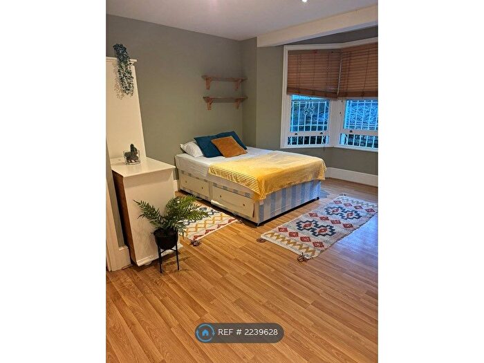 Studio To Rent In Bedford Hill, London, SW12